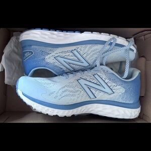 New Balance Fresh Foam 680v7 - Blue and White Women size 7.5